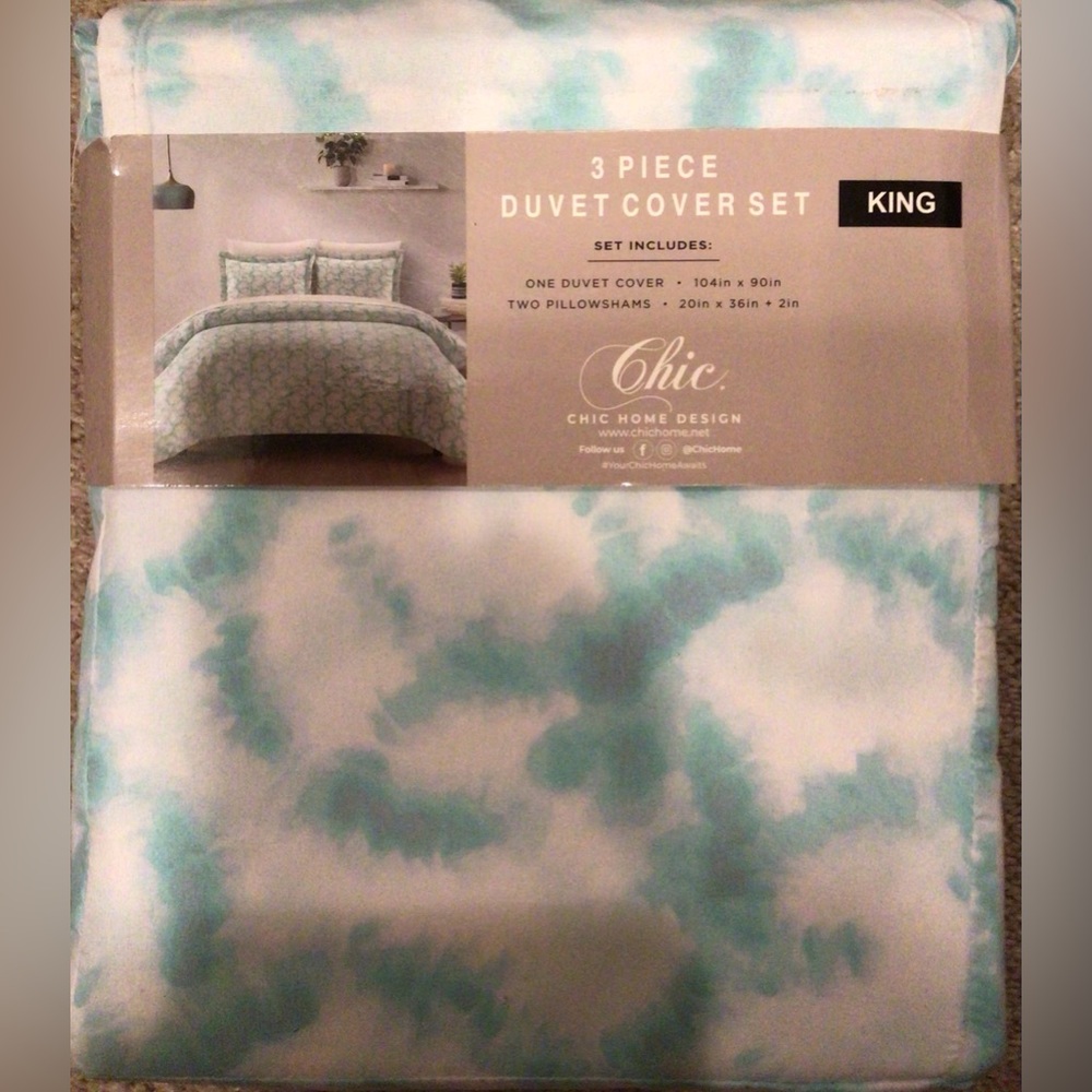 King Duvet Set, 3 piece with Shams.
Tie-Dye Green and White 104x90 in.